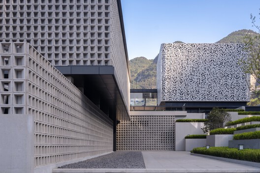 郎酒集团品质研究院 / 天仝建筑 - 建筑图, 庭院