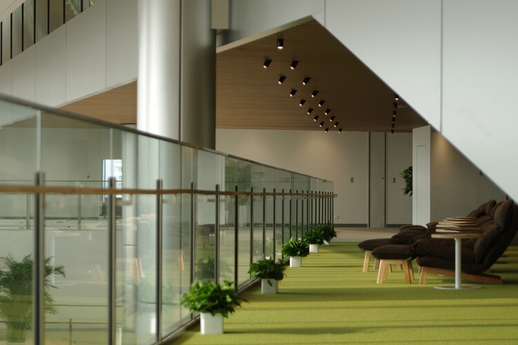 Centro de Pesquisa e Desenvolvimento da TOYOTA / Nikken Sekkei - Fotografia de Interiores, Madeira, Iluminação, Vidro, Escada, Corrimão