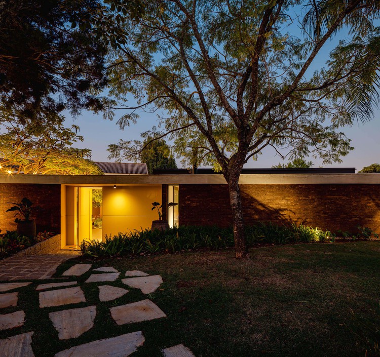 Casa Flamboyant / Juliana Camargo + Prumo Project - Fotografía Exterior, Jardín