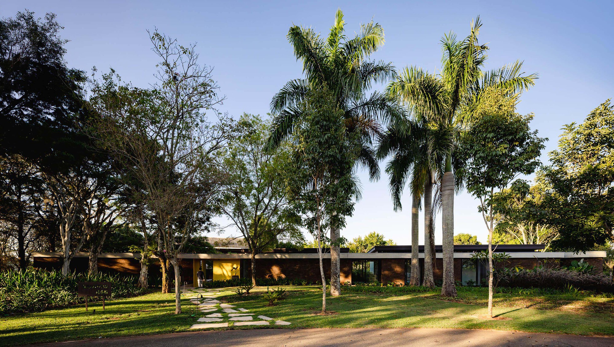 Flamboyant House / Juliana Camargo + Prumo projetos