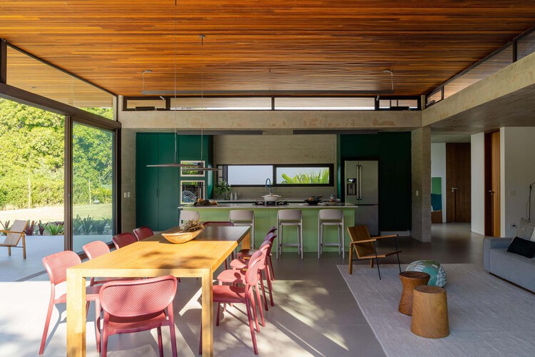 Casa Flamboyant / Juliana Camargo + Prumo projetos - fotografía de interiores, madera, mesa, cocina, sillas, encimeras, vigas fijas, puertas, vidrios