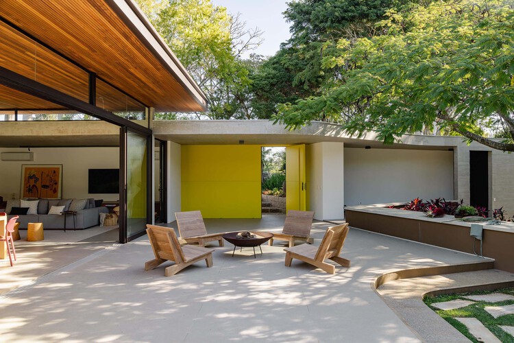 Casa Flamboyant / Juliana Camargo + Proyecto Prumo - fotografía de interiores, sala, jardín, patio interior, hormigón, patio