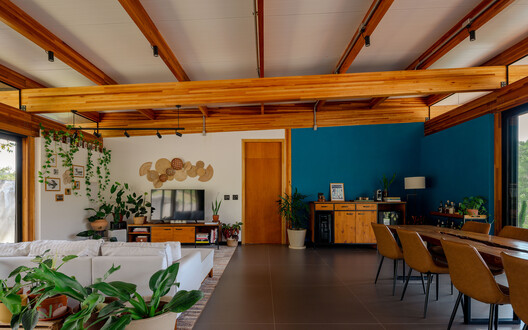 Casa CLV / Cornetta Arquitetura - Fotografía interior, Comedor, Madera, Mesas, Iluminación, Sillas, Fijación Vigas