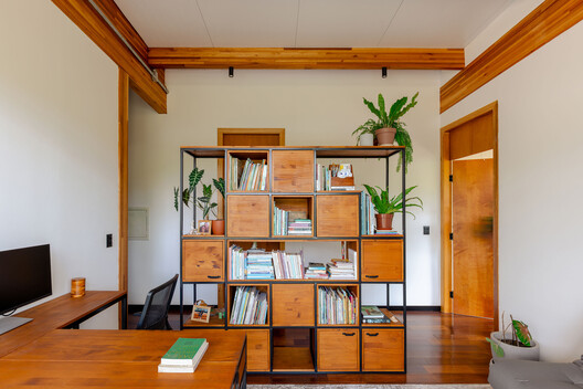 Casa CLV / Cornetta Arquitetura - Fotografía interior, Armarios, Madera, Estanterías, Iluminación, Sillas