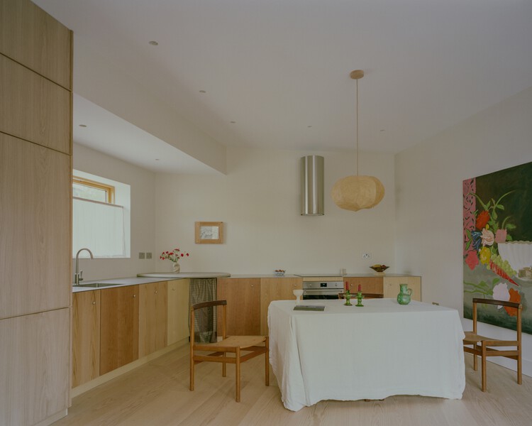 Casa Runda / Nikjoo - fotografía de interiores, madera, iluminación, encimeras, sillas