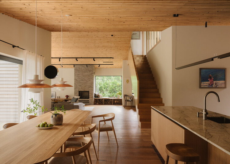 Residência nos Limites do Parque Nacional / Studio GAB - Fotografia de Interiores, Sala de Jantar, Madeira, Iluminação, Cadeira