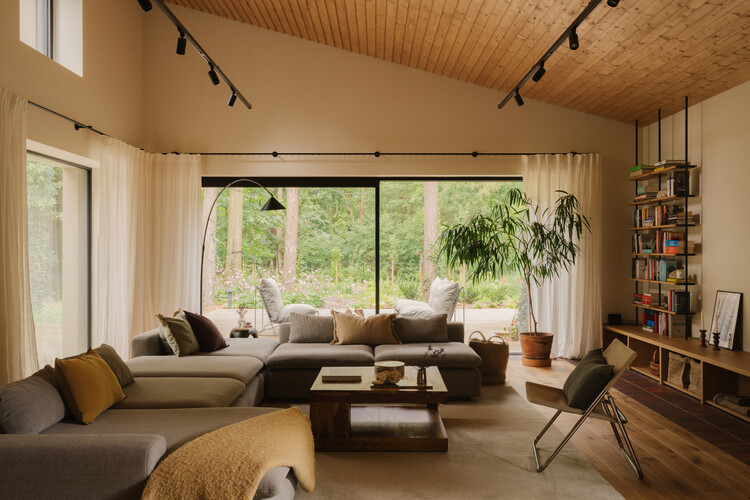 Residência nos Limites do Parque Nacional / Studio GAB - Fotografia de Interiores, Sala de Estar, Sofá, Madeira, Mesa, Iluminação, Cadeira