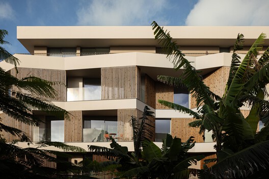 Condomínio Ernesto do Canto / BOX arquitectos Condomínio Ernesto do Canto / BOX arquitectos - Fotografía exterior