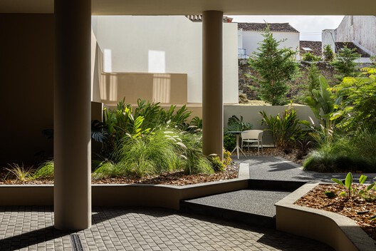 Condomínio Ernesto do Canto / BOX arquitectos Condomínio Ernesto do Canto / BOX arquitectos - Imagen 23 de 42