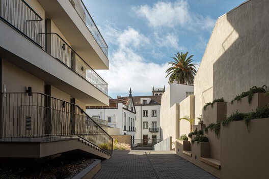 Condomínio Ernesto do Canto / BOX arquitectos Condomínio Ernesto do Canto / BOX arquitectos - Fotografía exterior, Balcón, Barandas, Concreto