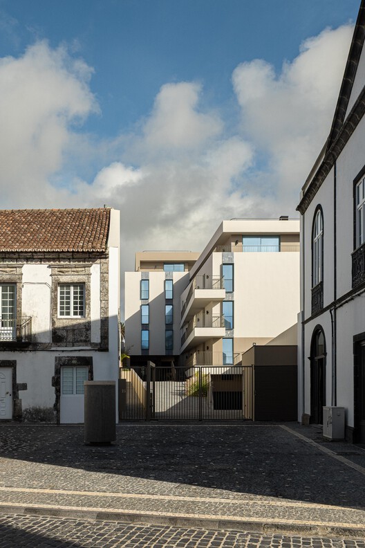 Condomínio Ernesto do Canto / BOX arquitectos Condomínio Ernesto do Canto / BOX arquitectos - Imagen 6 de 42