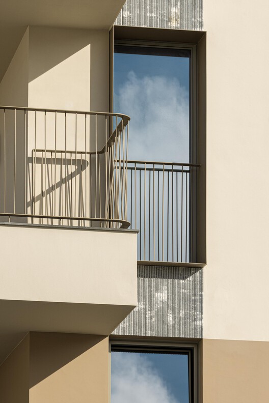 Condomínio Ernesto do Canto / BOX arquitectos Condomínio Ernesto do Canto / BOX arquitectos - Fotografía interior, Balcón, Barandas