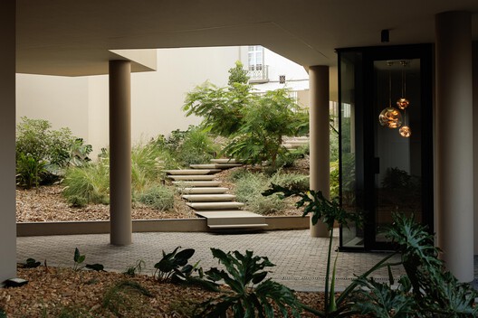 Condomínio Ernesto do Canto / BOX arquitectos Condomínio Ernesto do Canto / BOX arquitectos - Fotografía interior, Concreto, Jardín