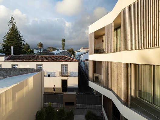 Condomínio Ernesto do Canto / BOX arquitectos Condomínio Ernesto do Canto / BOX arquitectos - Fotografía exterior, Balcón