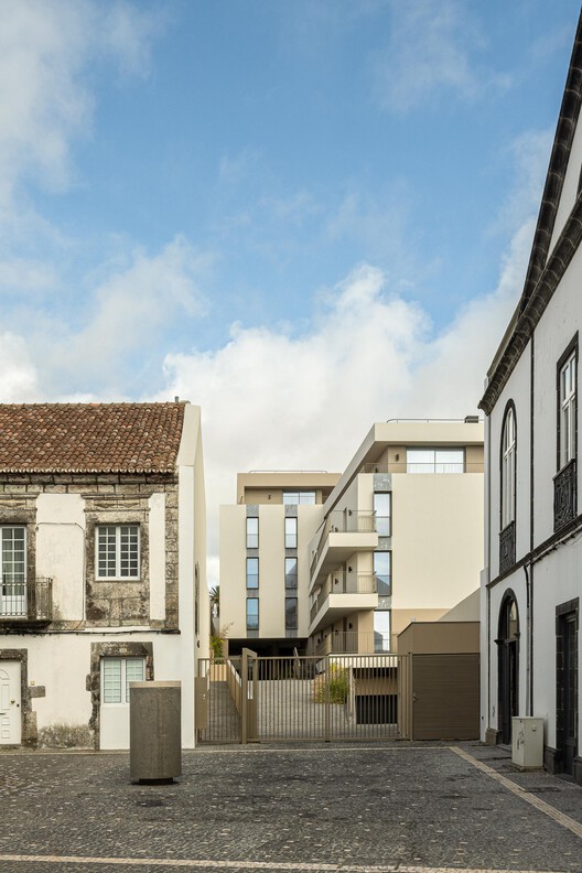 Condomínio Ernesto do Canto / BOX arquitectos Condomínio Ernesto do Canto / BOX arquitectos - Imagen 7 de 42