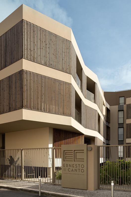 Condomínio Ernesto do Canto / BOX arquitectos Condomínio Ernesto do Canto / BOX arquitectos - Fotografía exterior