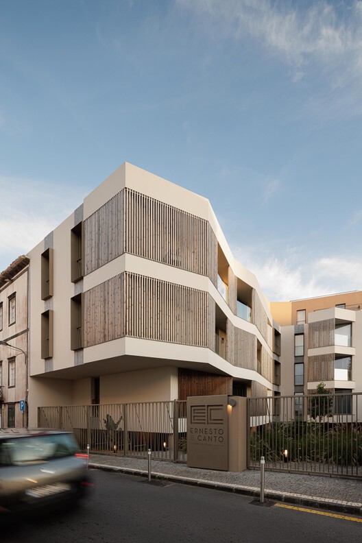 Condomínio Ernesto do Canto / BOX arquitectos Condomínio Ernesto do Canto / BOX arquitectos - Fotografía exterior