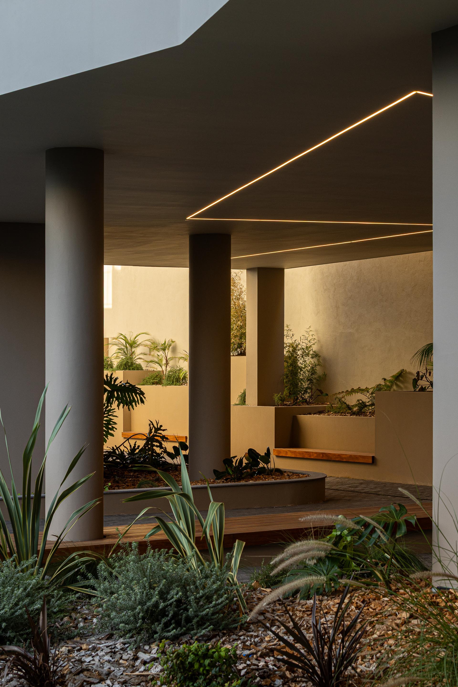Galería de Condomínio Ernesto do Canto / BOX arquitectos - 27