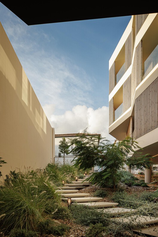 Condomínio Ernesto do Canto / BOX arquitectos Condomínio Ernesto do Canto / BOX arquitectos - Fotografía exterior