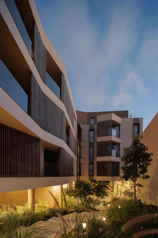 Condomínio Ernesto do Canto / BOX arquitectos Condomínio Ernesto do Canto / BOX arquitectos - Imagen 34 de 42