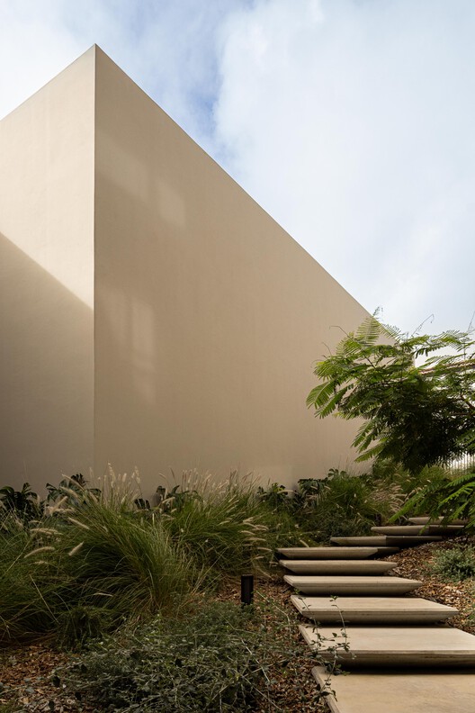 Condomínio Ernesto do Canto / BOX arquitectos Condomínio Ernesto do Canto / BOX arquitectos - Imagen 32 de 42