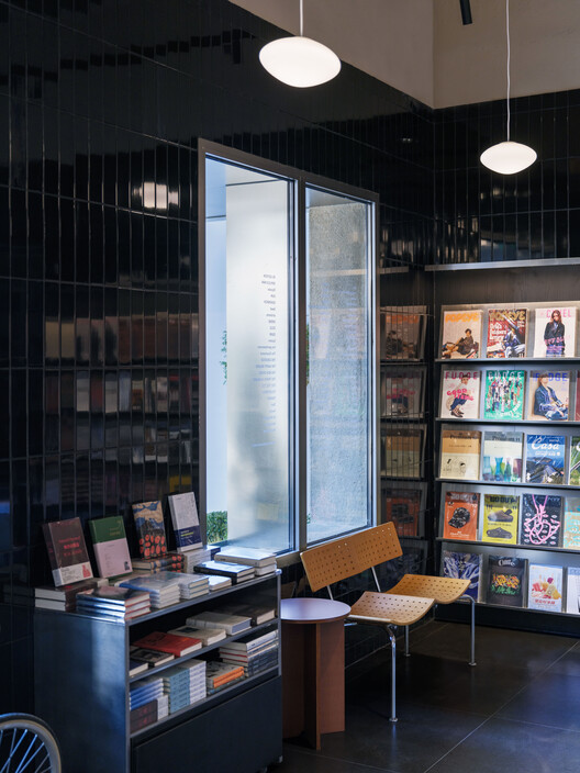 Jetlag Books书店友谊店 / 不也设计工作室 Jetlag Books书店友谊店 / 不也设计工作室 - 室内图, 隔断, 玻璃