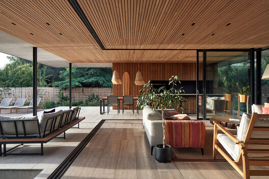 Casa Paso de los Toros / Juan Carlos Sabbagh Arquitectos - Fotografía interior, Madera, Terraza, Sillas, Patio