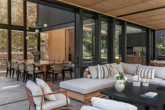 Casa Cacia / DMTALLER - Fotografía interior, Sala de estar, Madera, Mesas, Sillas, Patio