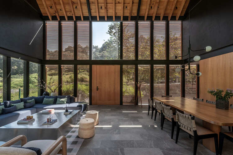 Casa Cacia / DMTALLER - fotografía de interiores, madera, mesas, sillas, patio interior