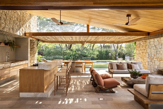 Casa VLP / Pascali Semerdjian Arquitetos Casa VLP / Pascali Semerdjian Arquitetos - Fotografía interior, Madera, Mesas, Sillas, Fijación Vigas