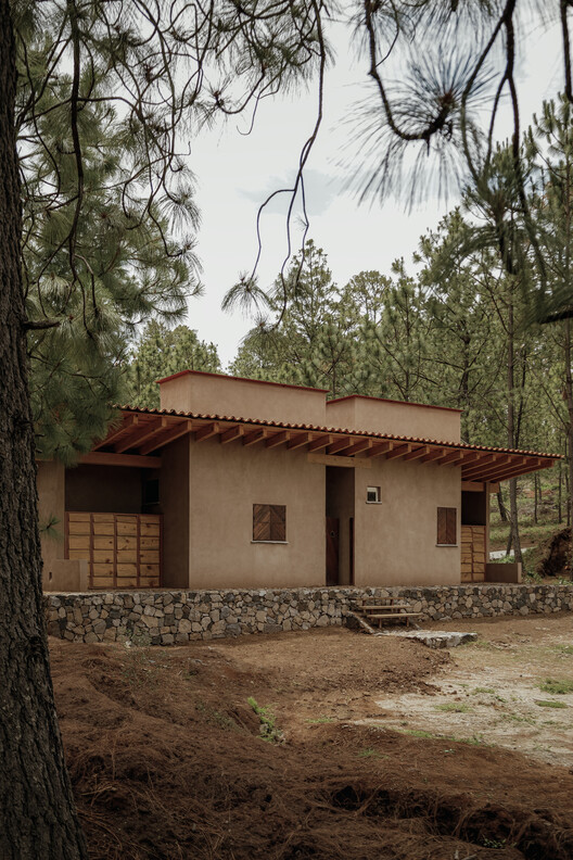 Cobertizo mesita de noche / estudio Eduardo Garretti - fotografía exterior, madera