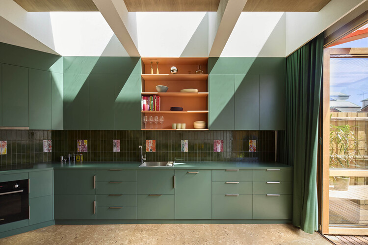 Uma Casa para Encontros / Sibling Architecture - Fotografia de Interiores, Cozinha, Madeira, Bancada