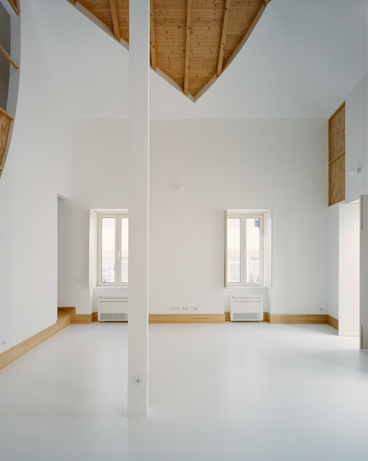 Cut(outs) House – Ceiling, Walls and Pillar  / Corpo Atelier - Interior Photography, Wood