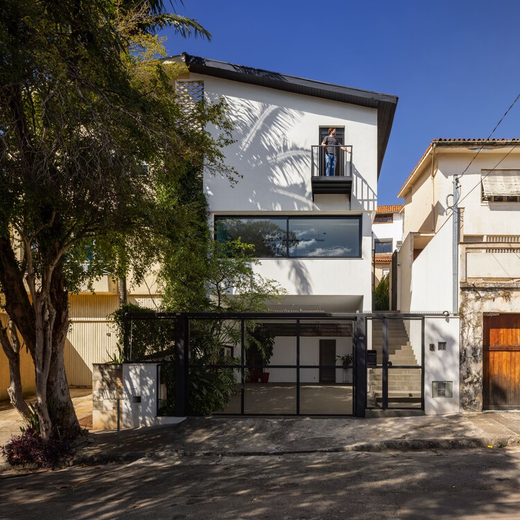 Residência TCV / André Becker - Fotografia de Exterior, Renovação, Porta, Balcão