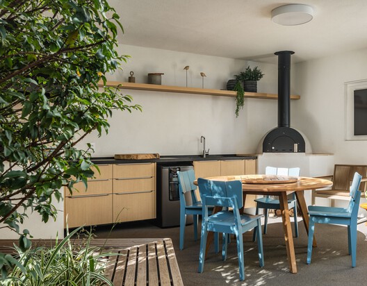 Residencia TCV / André Becker - Fotografía interior, Madera, Iluminación, Cocina, Encimera, Sillas