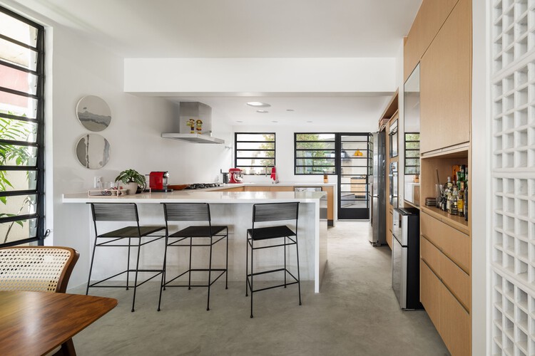 TCV Residence / André Becker - fotografía de interiores, cocina, madera, sillas, iluminación, mesas, encimeras