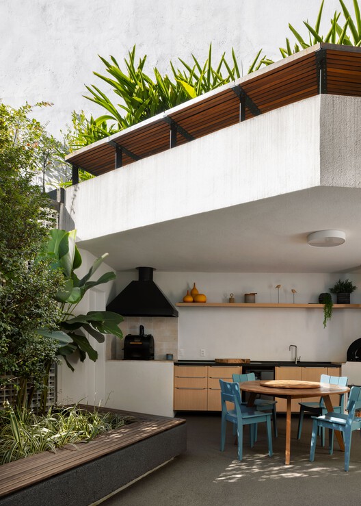 Residencia TCV / André Becker - Fotografía interior, Madera, Sillas, Balcón, Patio interior