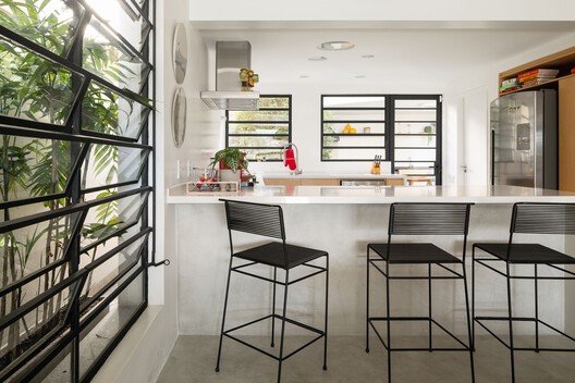 Residencia TCV / André Becker - Fotografía interior, Cocina, Madera, Sillas, Mesas, Vidrio, Encimera