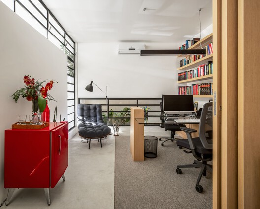 Residencia TCV / André Becker - Fotografía interior, Sala de estar, Estanterías, Sillas, Mesas, Iluminación