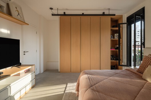 Residencia TCV / André Becker - Fotografía interior, Dormitorio, Madera, Camas, Iluminación, Puerta, Armarios