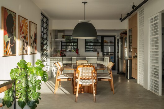 Residencia TCV / André Becker - Fotografía interior, Comedor, Madera, Sillas, Mesas, Iluminación, Estanterías