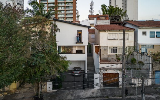 Residencia TCV / André Becker - Fotografía exterior, Ventanas, Fachada, Balcón, Concreto
