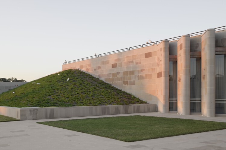 Entrada Sul e Praça de Desfiles do Memorial de Guerra Australiano / Studio.SC - Fotografia de Exterior, Concreto