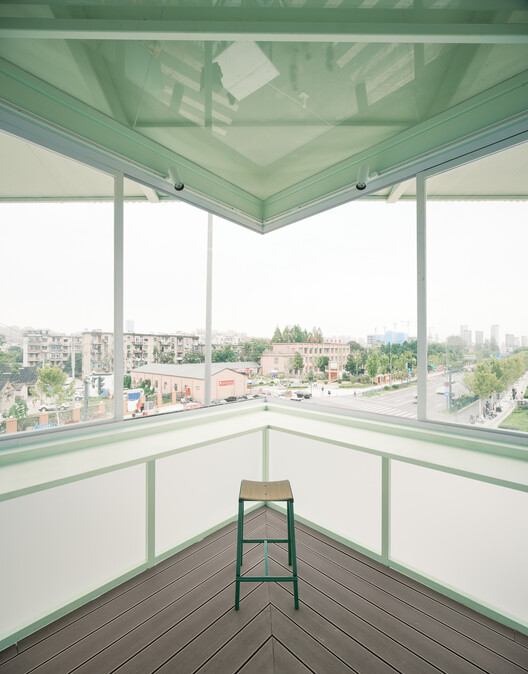 Una pequeña librería abierta las 24 horas/SZ-ARCHITECTS - Vidrio, balcón, terraza