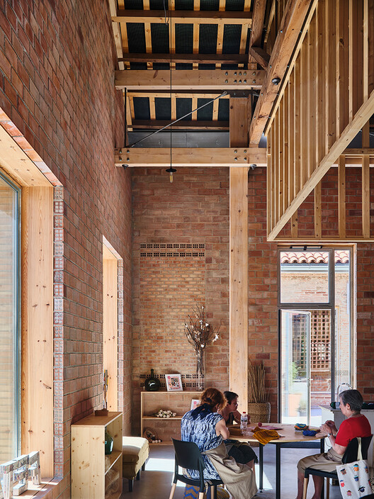 Restauración del Vapor Cortez. Prodis 1933 / HARQUITECTES - Fotografía de interiores, madera, ladrillos, vigas fijas, sillas