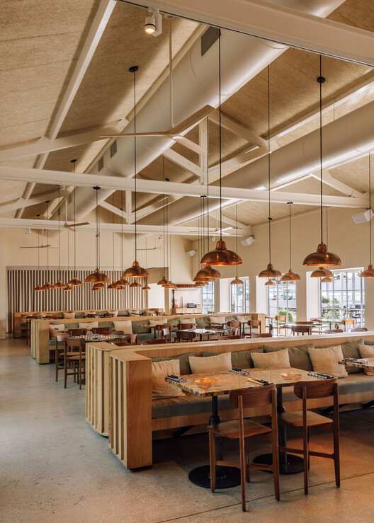 Restaurante ZeroZero Belem / LADO Arquitectura e Design - Fotografia de Interiores, Madeira, Iluminação, Mesa, Cadeira, Viga