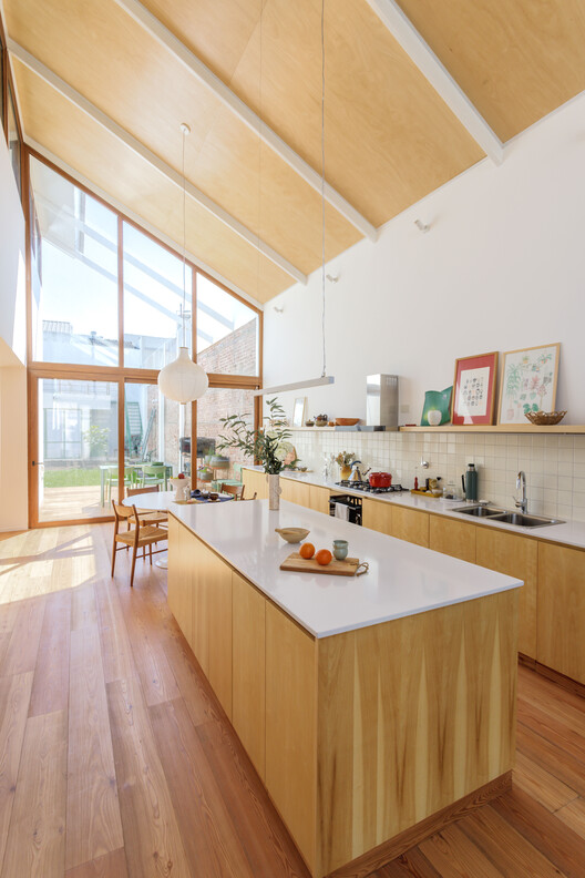 Casa Tamborini / SHIDO - fotografía de interiores, cocina, madera, sillas, encimeras