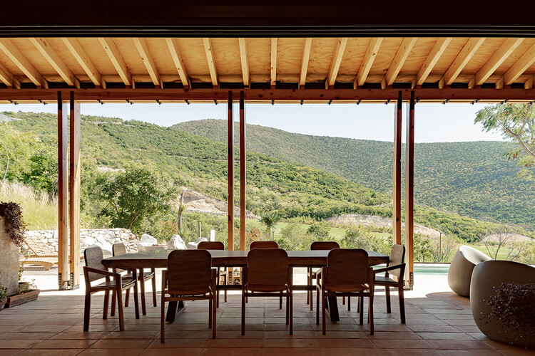 Casa Unno / Taller Ezequiel Aguilar Martinez - Fotografía de interiores, comedor, madera, sillas, fijación de vigas