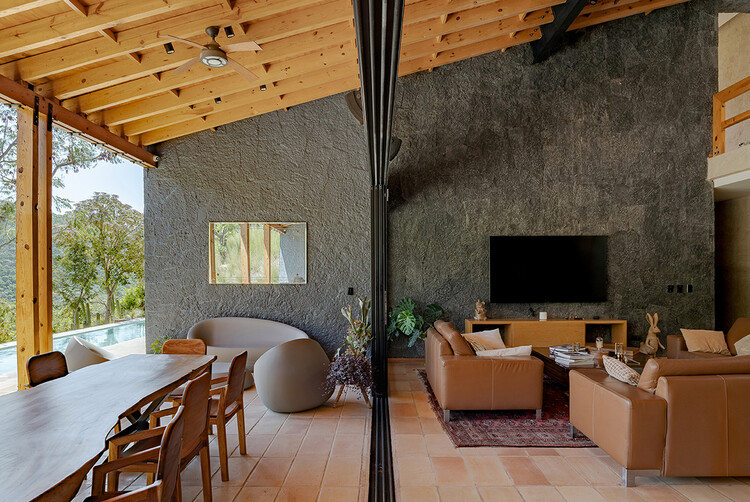 Casa Unno / Taller Ezequiel Aguilar Martinez - fotografía de interiores, sala, madera, vigas fijas, sillas, concreto