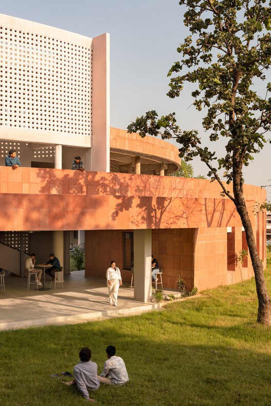 Agencia Municipal Grantseley/Studio Infinity - Fotografía exterior